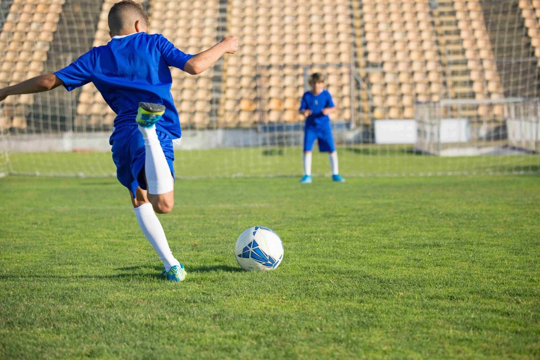 Cara Menendang Bola Panduan Lengkap untuk Pemula